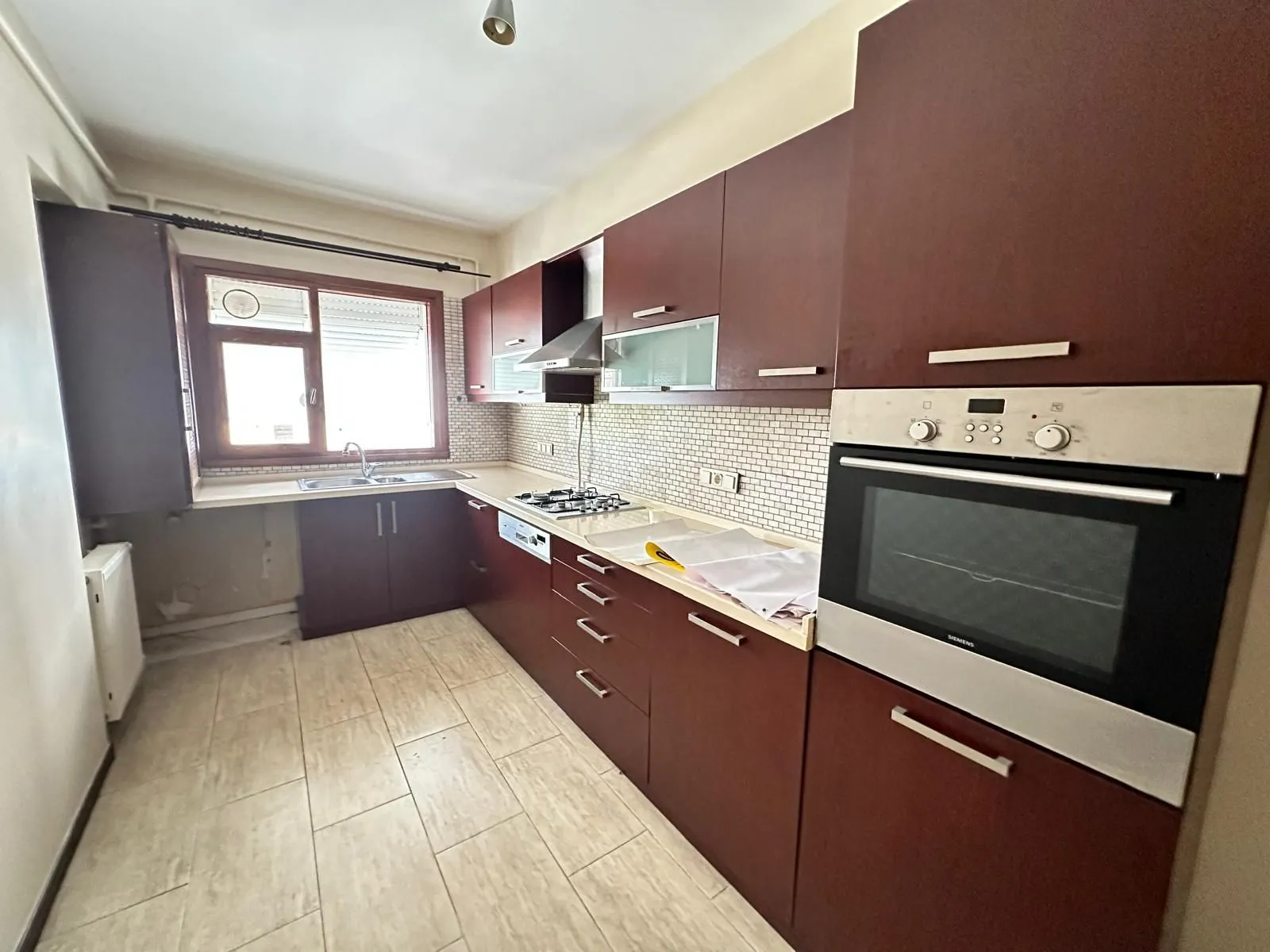 ÜÇEL BOSTANCI'DAN İDEALTEPE'DE BALKONLU GENİŞ M2'Lİ ÖN KÖŞE 3+1!